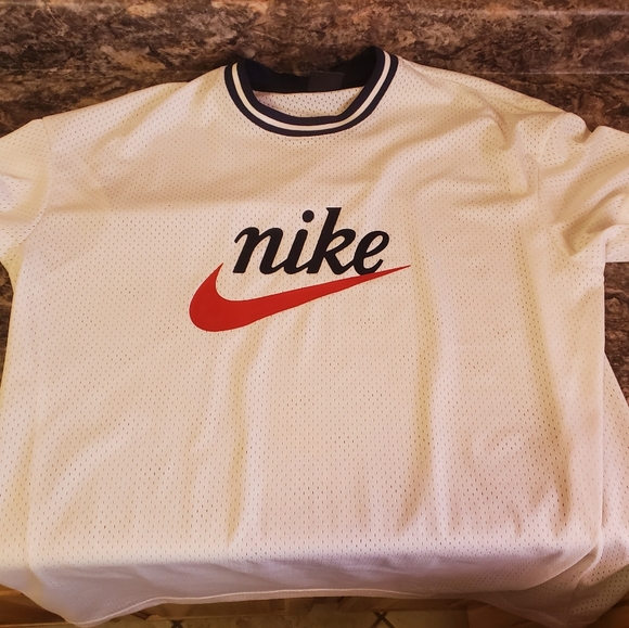 Nike shirt - Picture 1 of 3